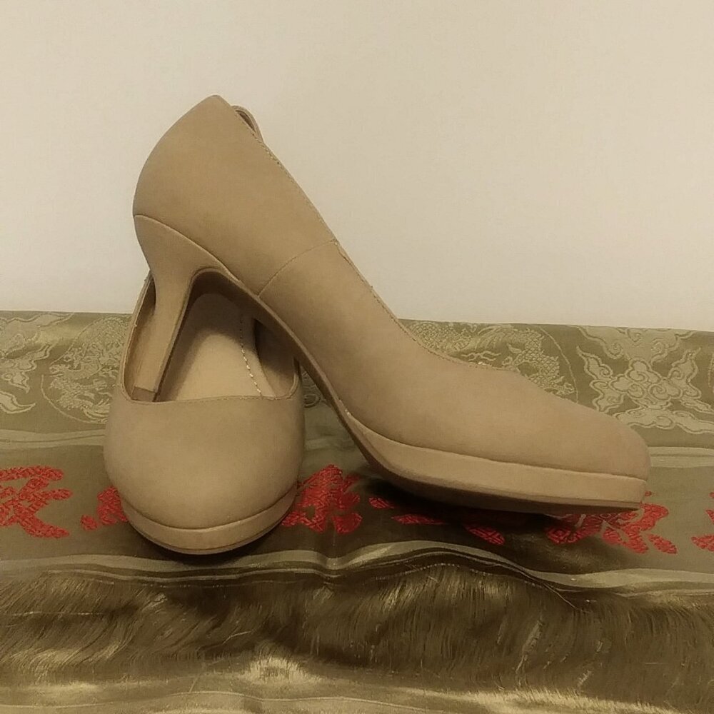 YNot Sophie Natural Nubuck Heels size 8.5 M